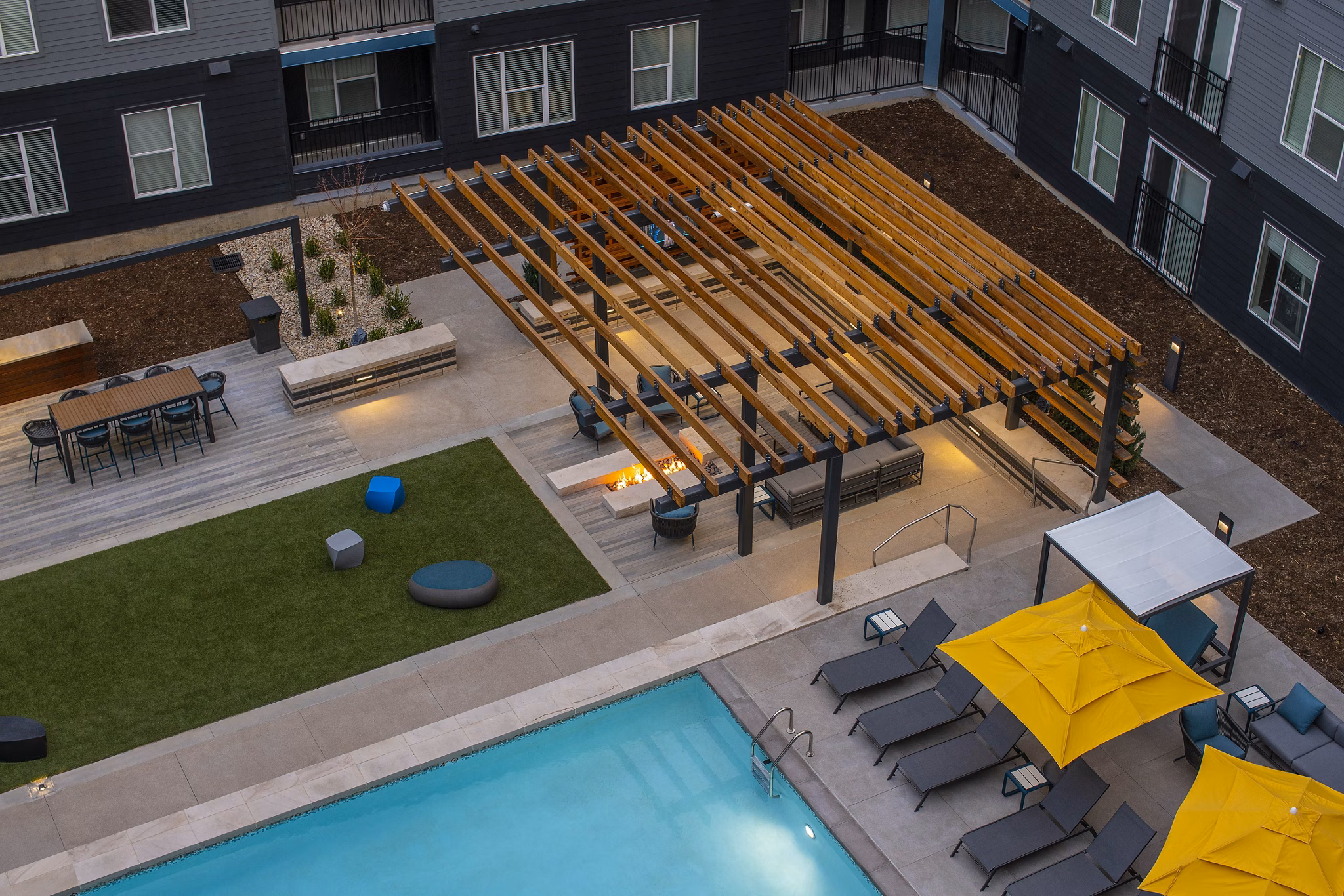 Beacon 85 Apartments: Scenic mountain view from luxury balcony at Lakewood