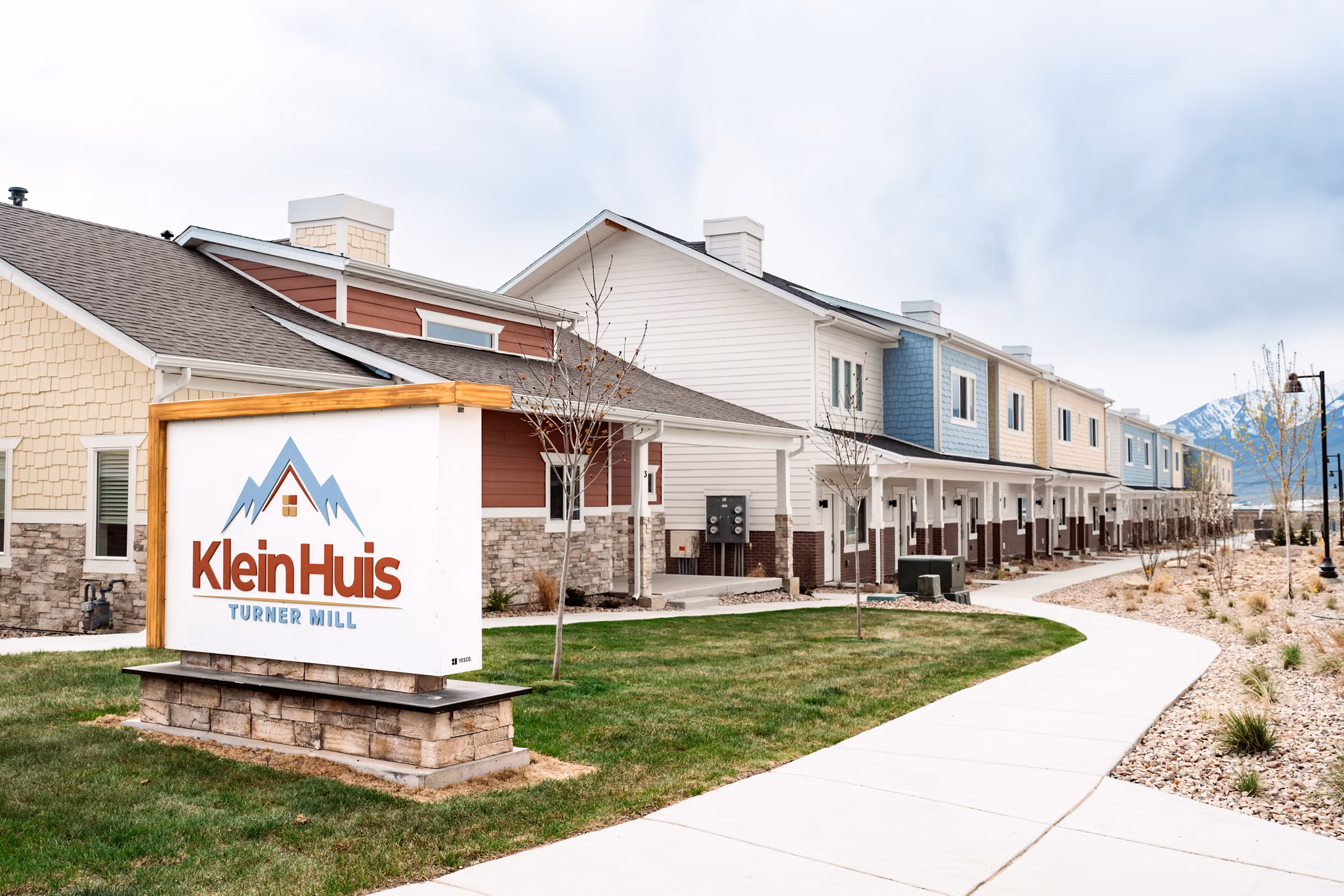 KleinHuis Turner Mill: Charming row of luxury townhouses in a scenic neighborhood
