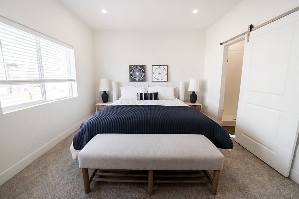 Cozy bedroom with modern decor at Klein Huis, Turner Mill Apartments