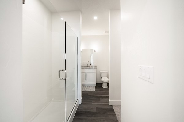 Modern bathroom featuring sleek fixtures and marble countertops at Klein Huis, Turner Mill Apartments