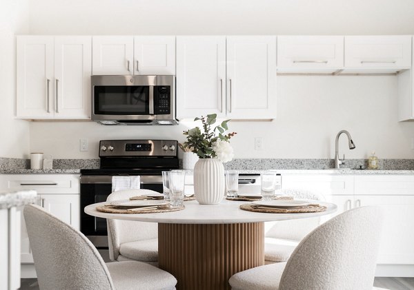 Dining area with modern furnishings in Klein Huis at Turner Mill Apartments