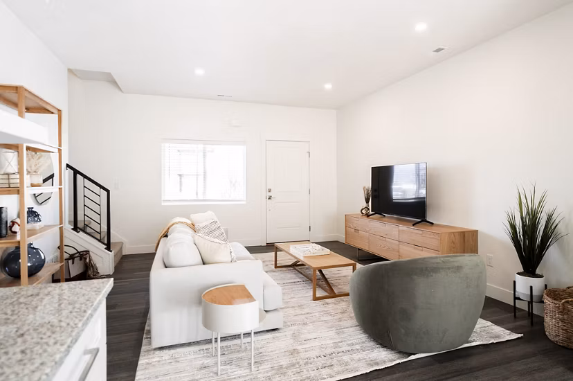 Spacious living room with modern decor at Klein Huis, Turner Mill Apartments, ideal for comfort and style