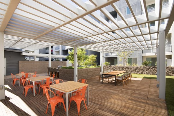 Nexa Apartments: Modern grill area and patio offering luxury outdoor dining experience