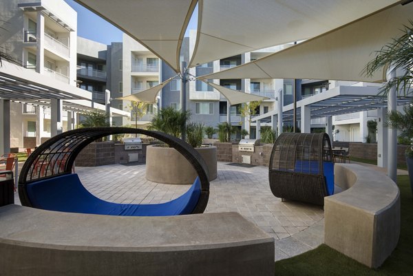 Nexa Apartments: Outdoor grill area and patio for social gatherings