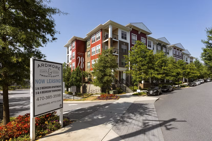 building/exterior at Ardmore & 28th Apartments