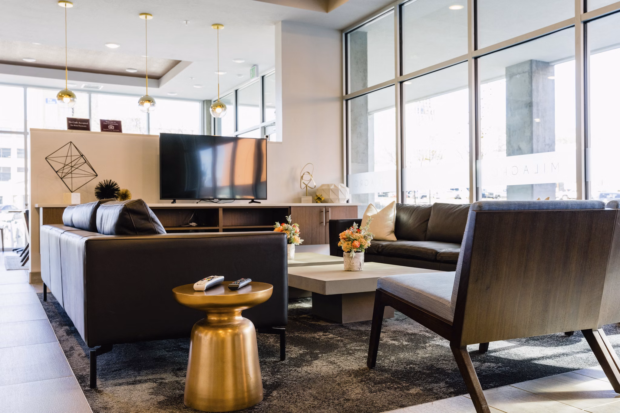 Spacious living room with modern decor in Milagro Apartments