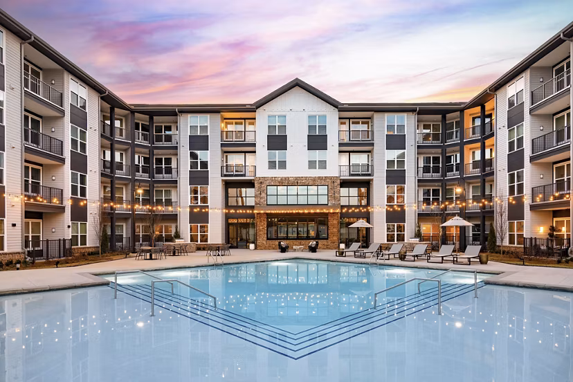 pool at Marlowe Brookwood Apartments