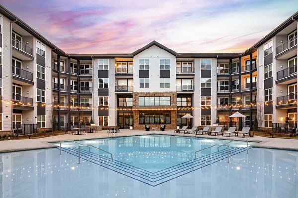 pool at Marlowe Brookwood Apartments 