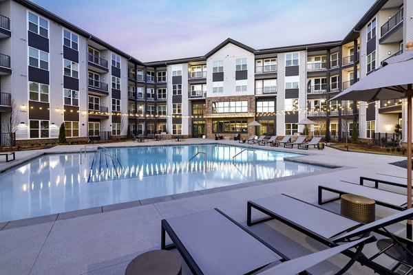 pool at Marlowe Brookwood Apartments 
