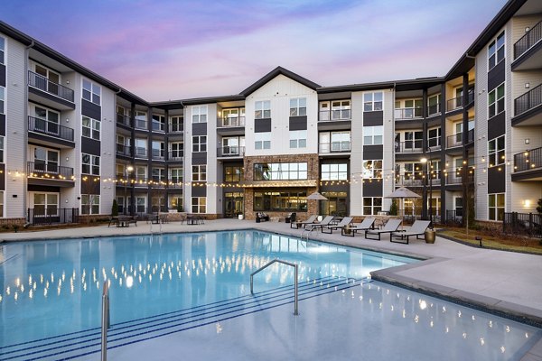 pool at Marlowe Brookwood Apartments 