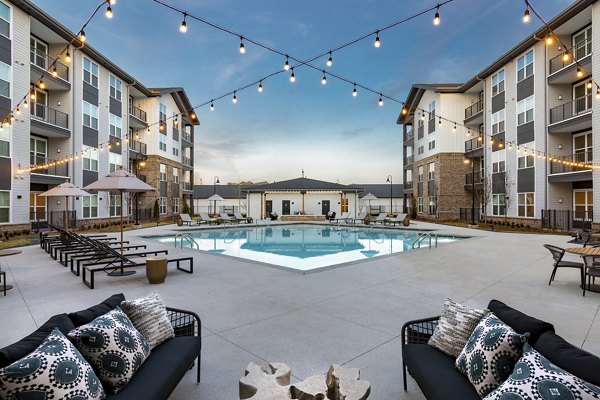 pool at Marlowe Brookwood Apartments 
