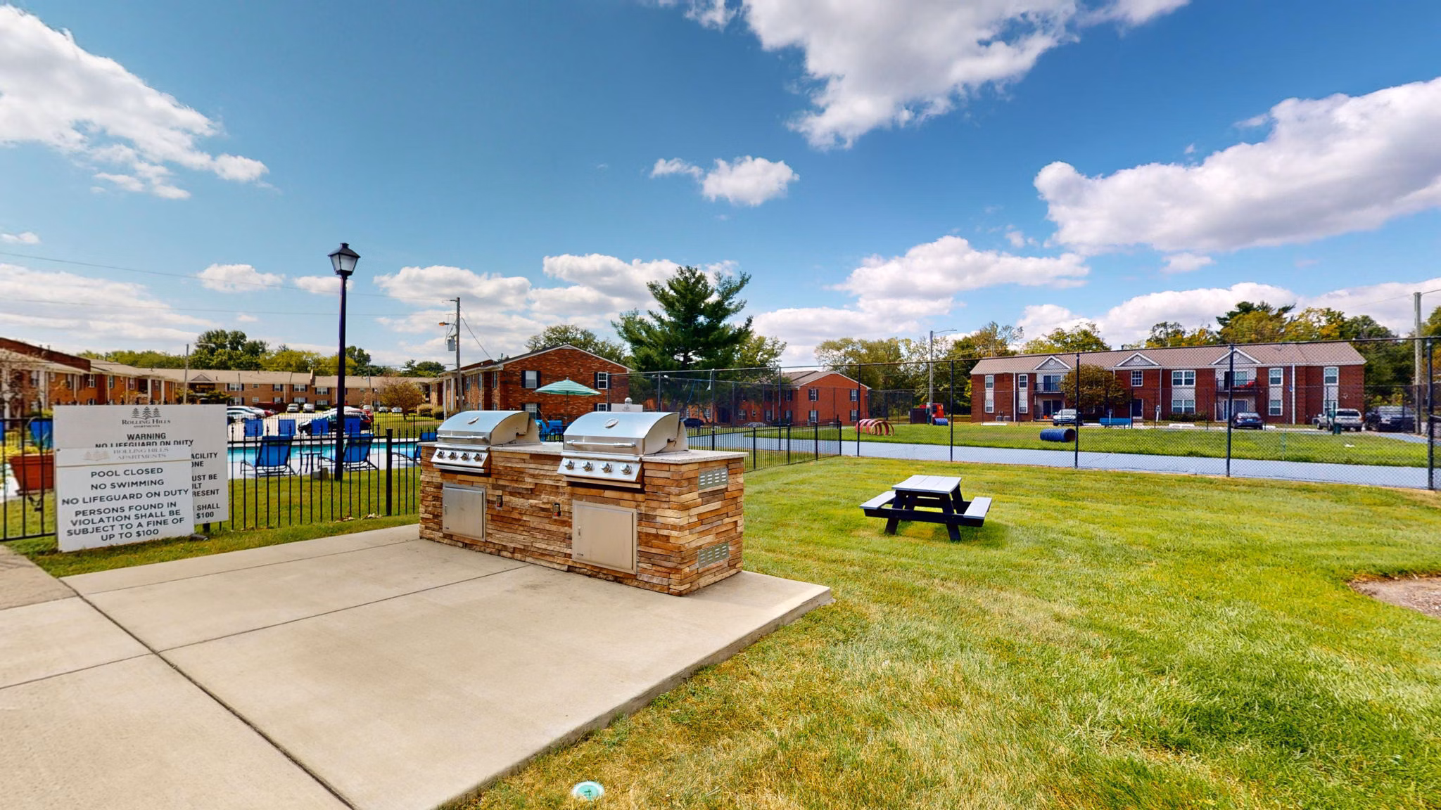 grill area at Rolling Hills Apartments 