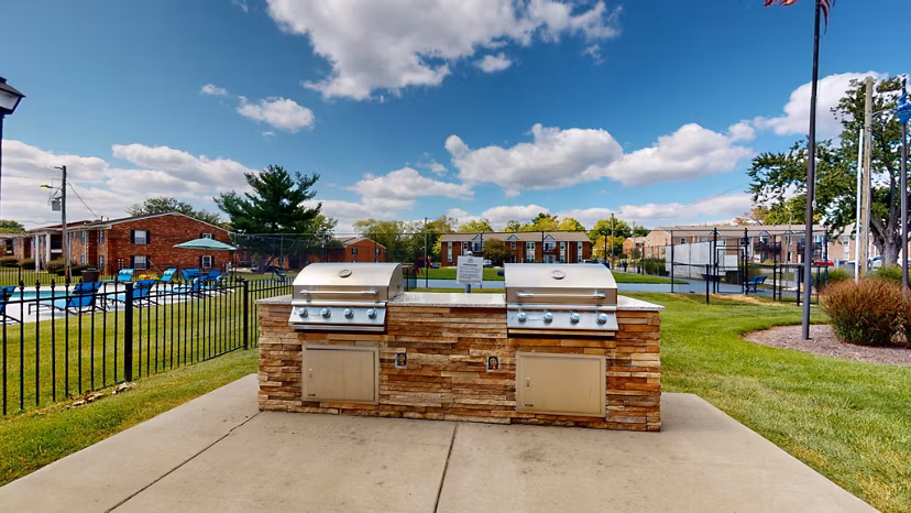 grill area at Rolling Hills Apartments 