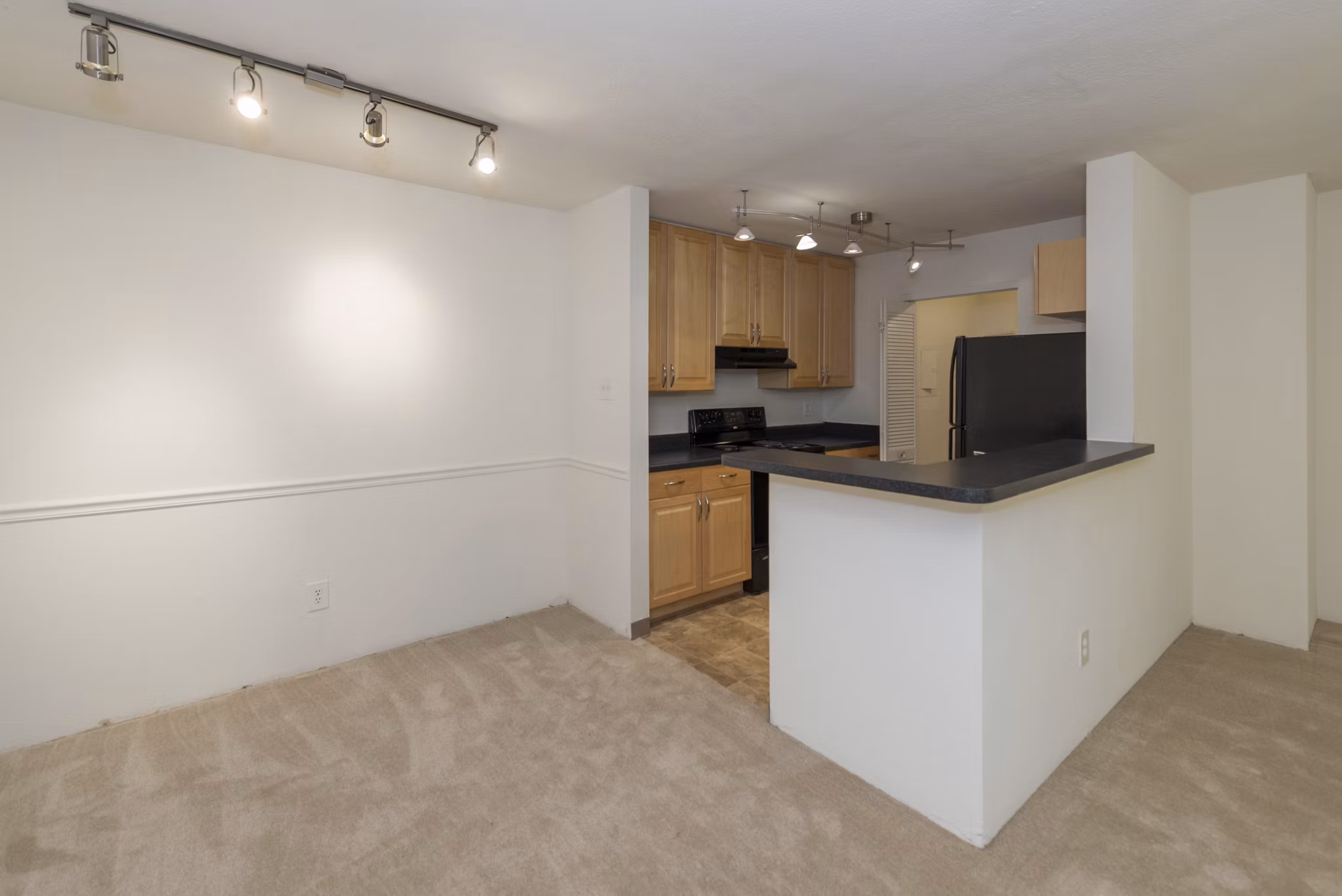 dining area at Magnolia Falls Apartments