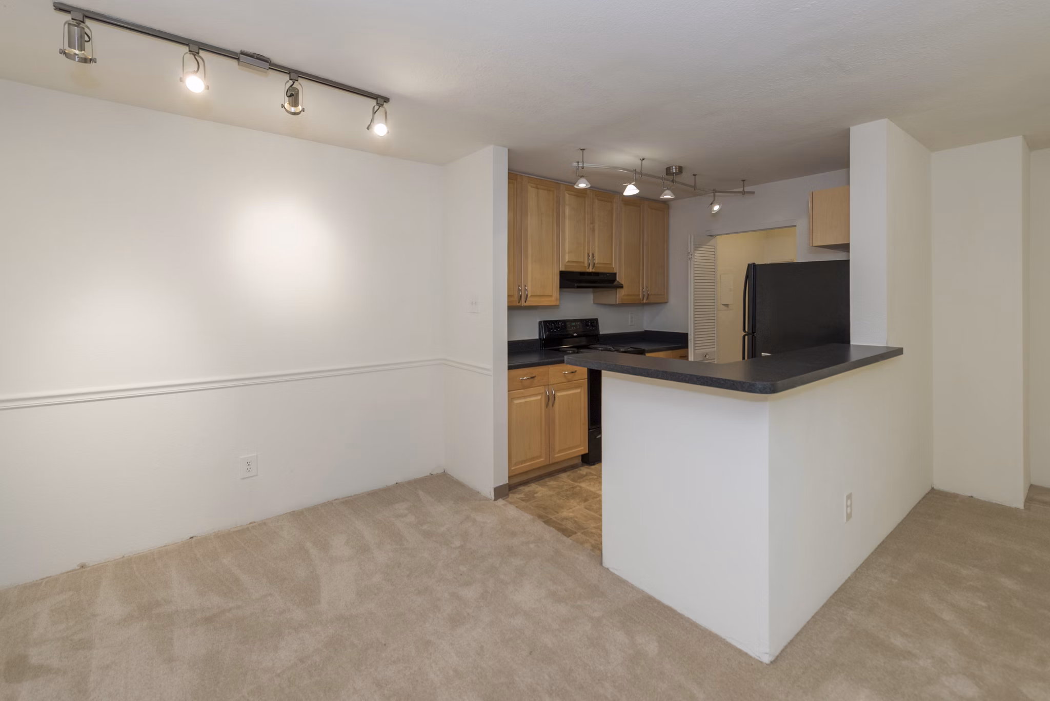 dining area at Magnolia Falls Apartments