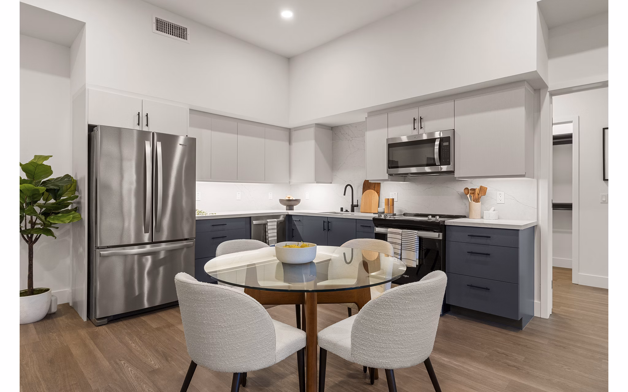 dining room at Silhouette Apartments