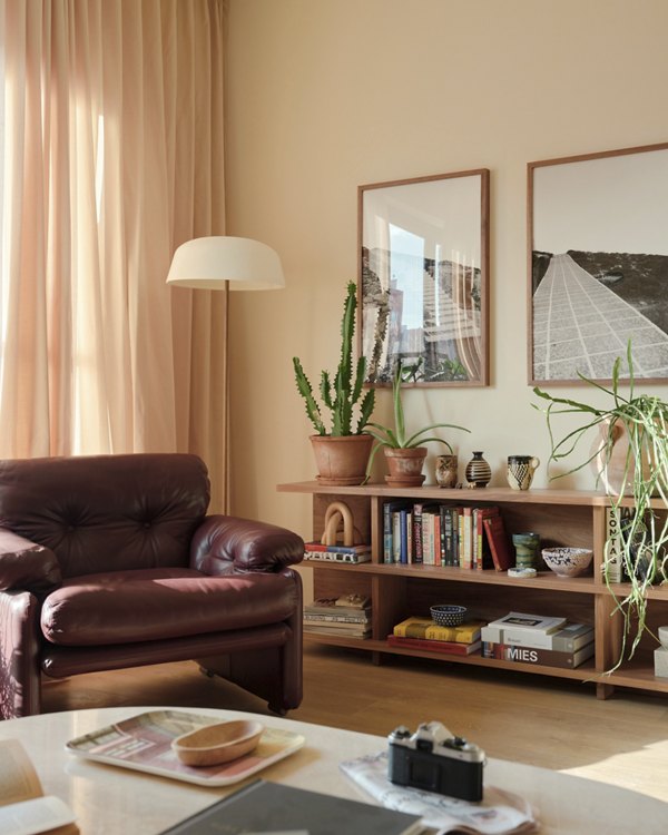 living room at Ray Philly Apartments 