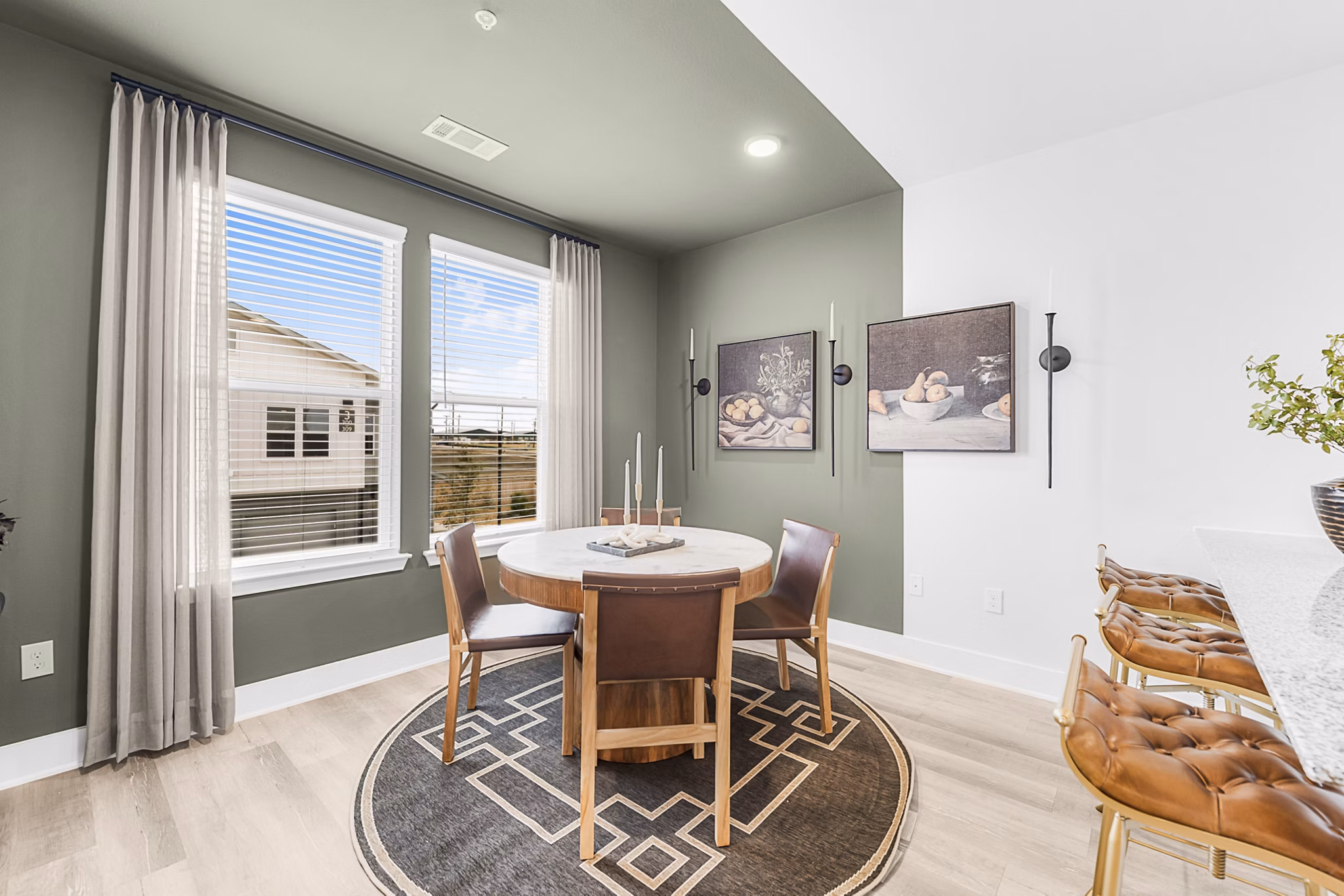 dining room at Alta Westinghouse Townhomes Apartments