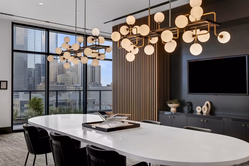 dining area at Lakeside Place Apartments