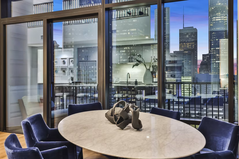 dining area at Lakeside Place Apartments