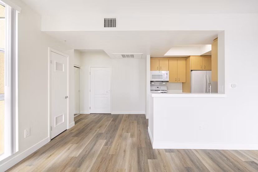 dining room at St. Tropez Apartments Apartments