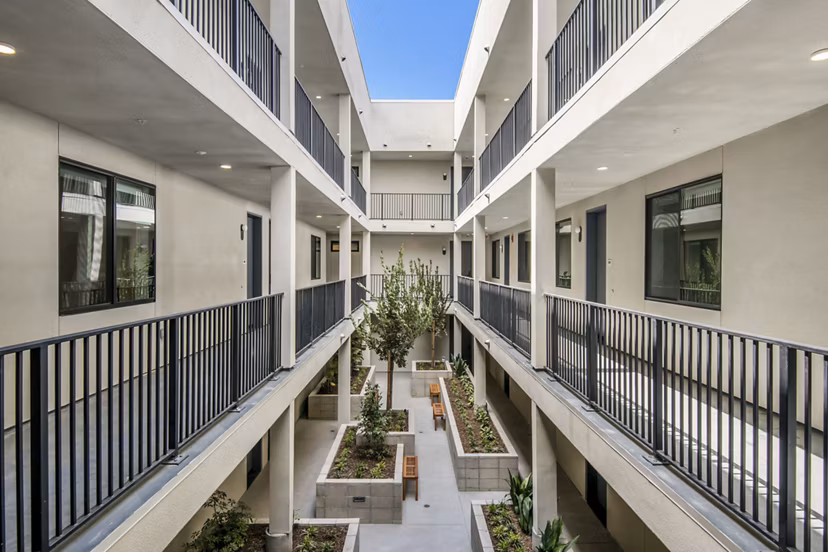 courtyard at Porter Mar Vista Apartments