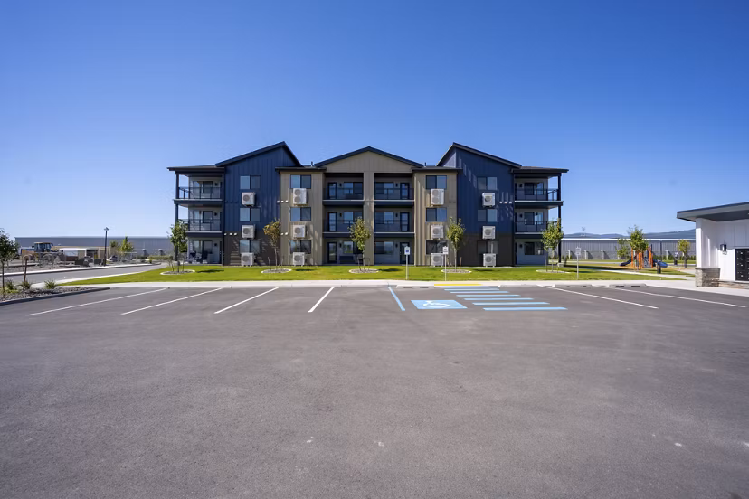 building/exterior at Sky Meadow Villas Apartments
