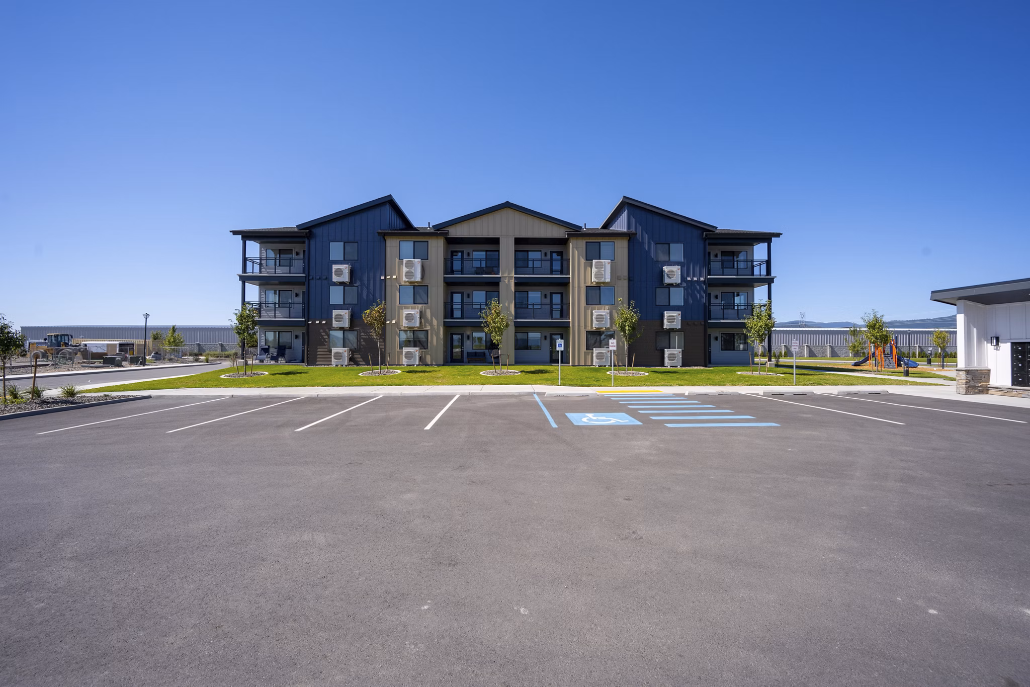 building/exterior at Sky Meadow Villas Apartments