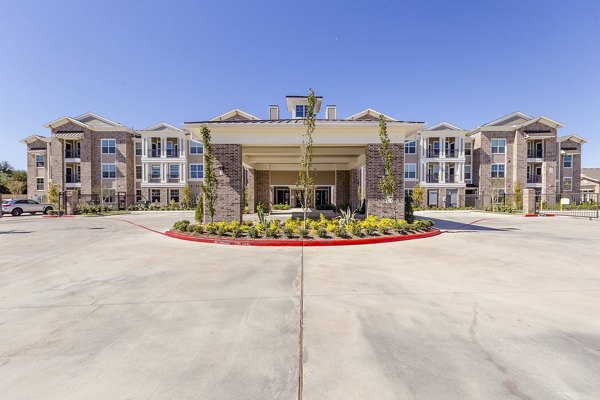 building at Rosalia Silverlake Apartments