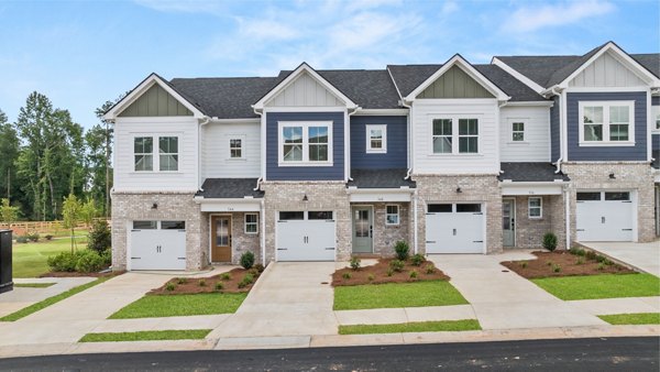 building/exterior at The Rosemoor Apartments