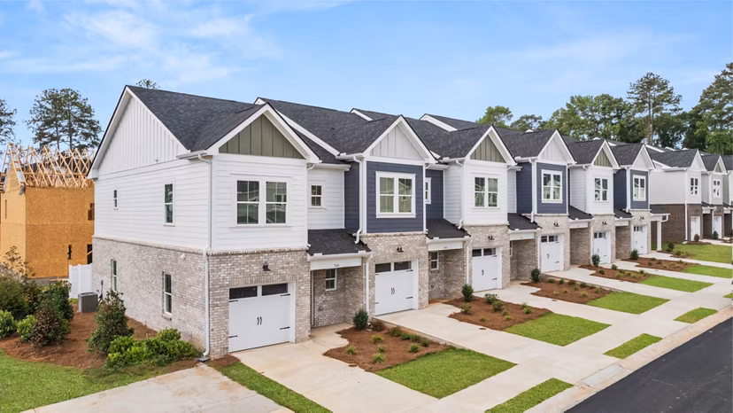 building/exterior at The Rosemoor Apartments
