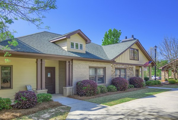 exterior at King's Reserve Suwanee Apartments 