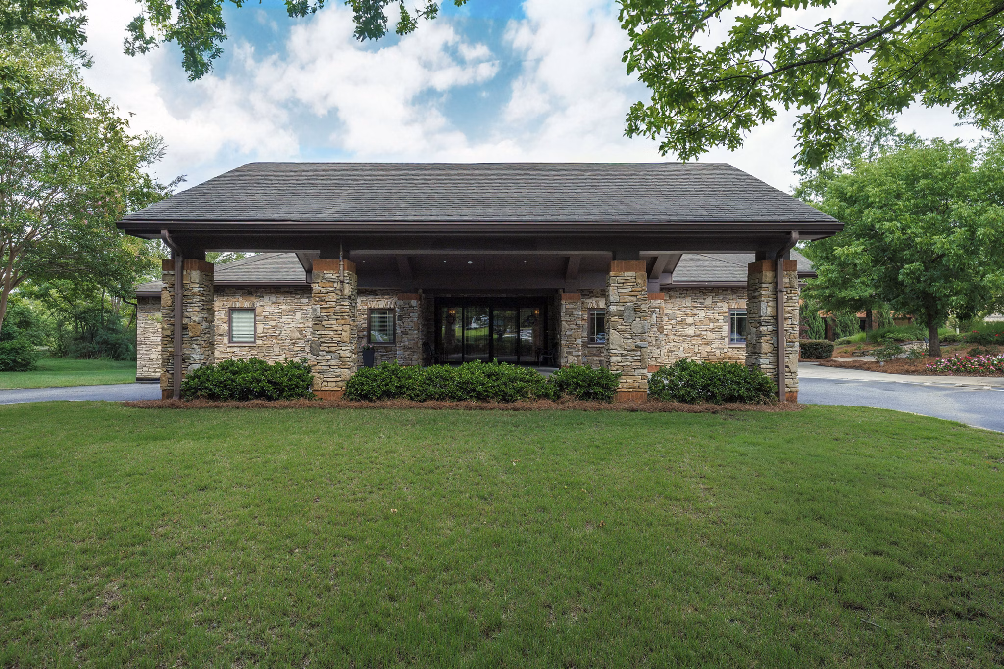 exterior at King's Reserve Suwanee Apartments 