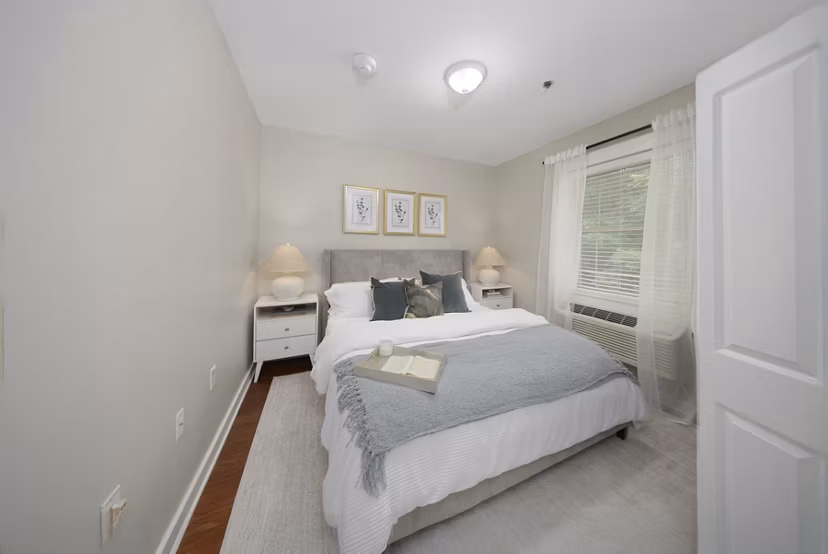bedroom at King's Reserve Suwanee Apartments