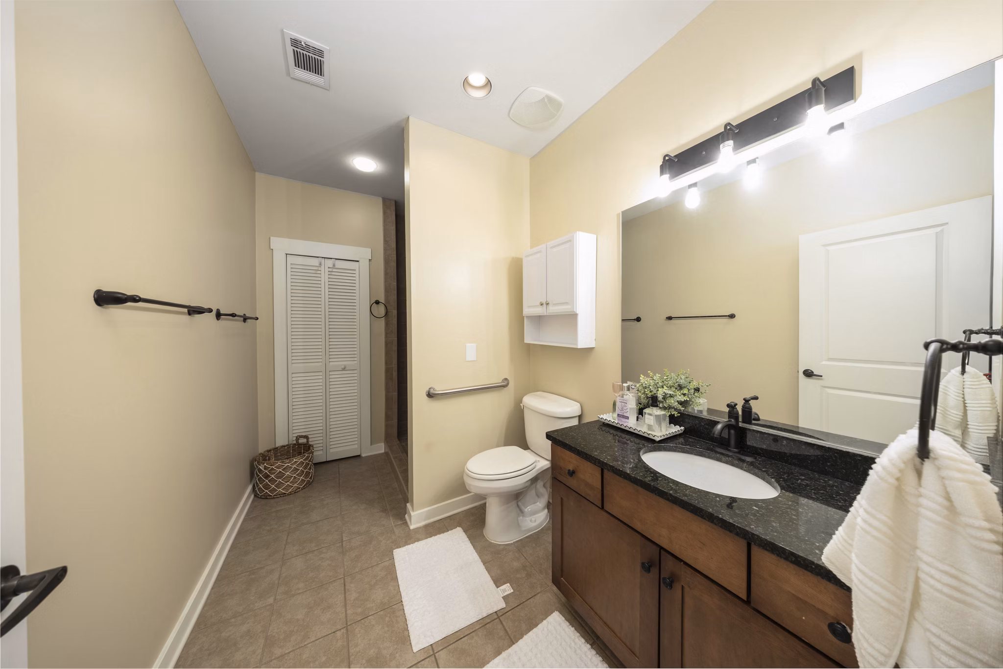 bathroom at King's Reserve Suwanee Apartments 