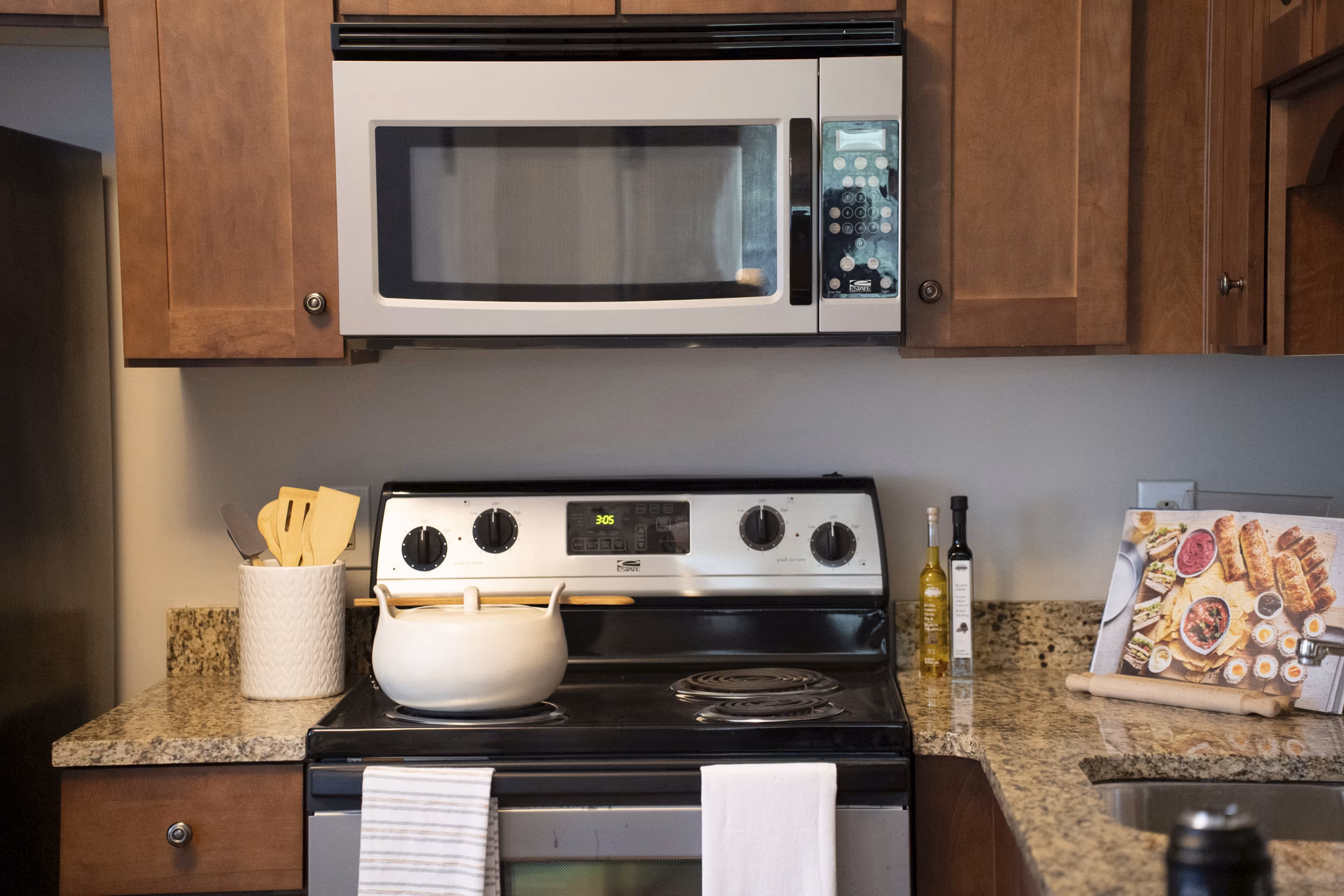 kitchen at King's Reserve Suwanee Apartments 