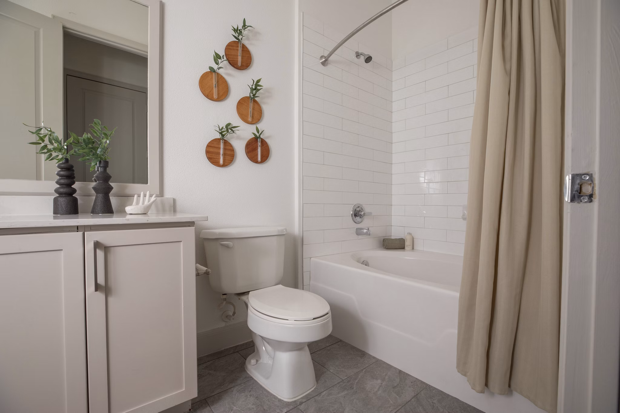bathroom at The Briscoe River Oaks Apartments
