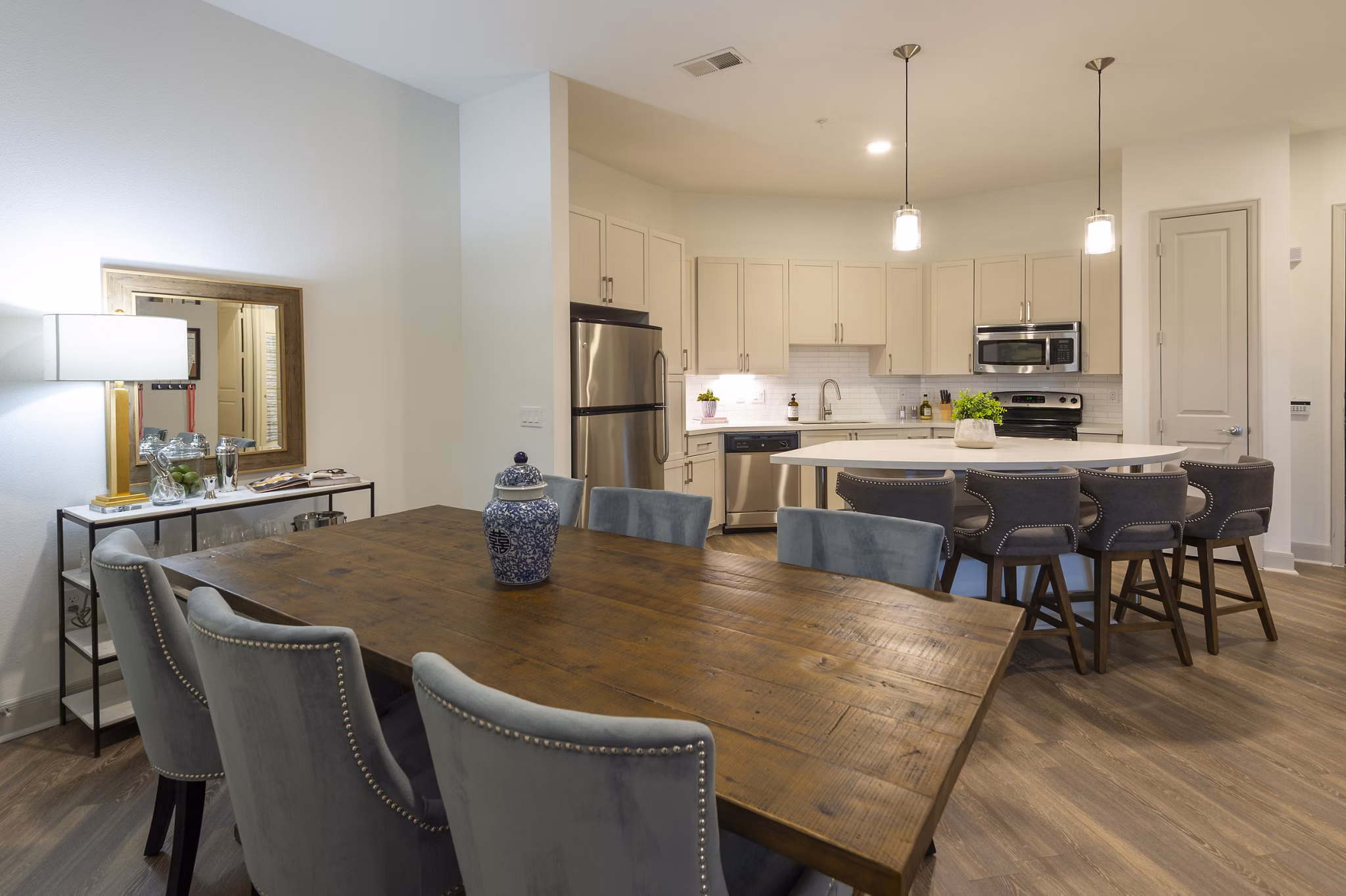 dining area at The Briscoe River Oaks Apartments