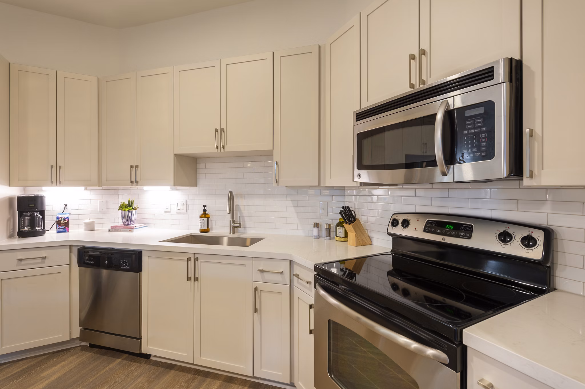 kitchen at The Briscoe River Oaks Apartments