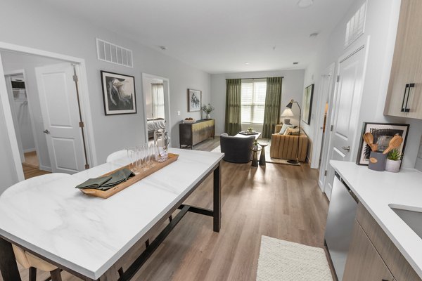 dining room at Perimeter Pointe Apartments 