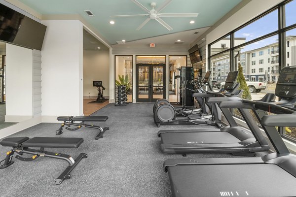 fitness center at Perimeter Pointe Apartments 