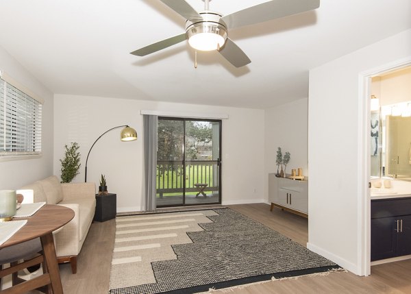 living room at Aspenridge Apartments