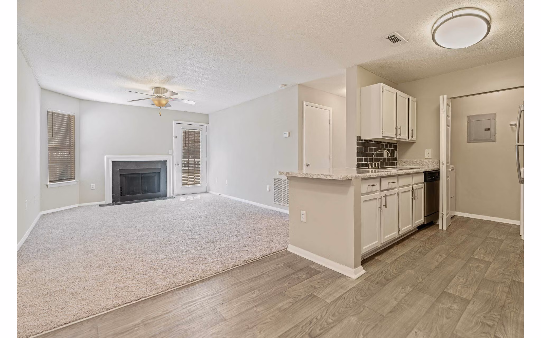 living room at Amberwood at Lochmere Apartments 