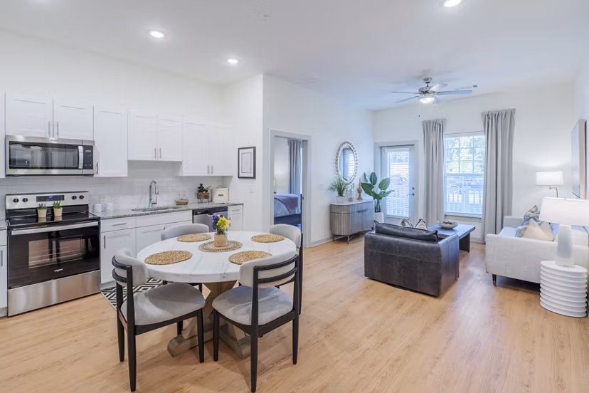 dining room at Arden at Huntersville Apartments