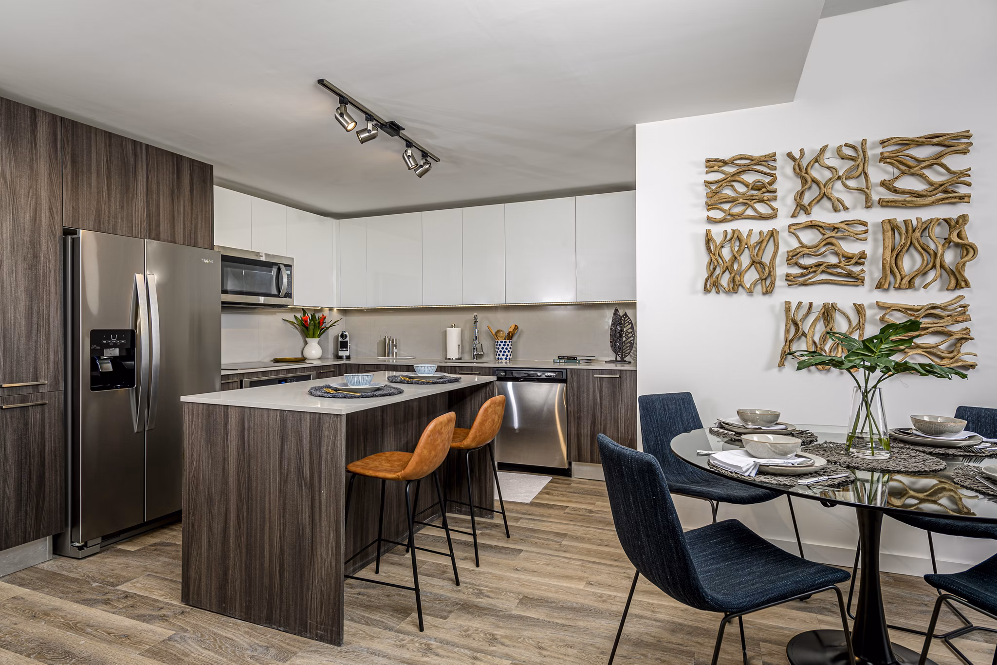 dining room at Arabelle Riverwalk Apartments