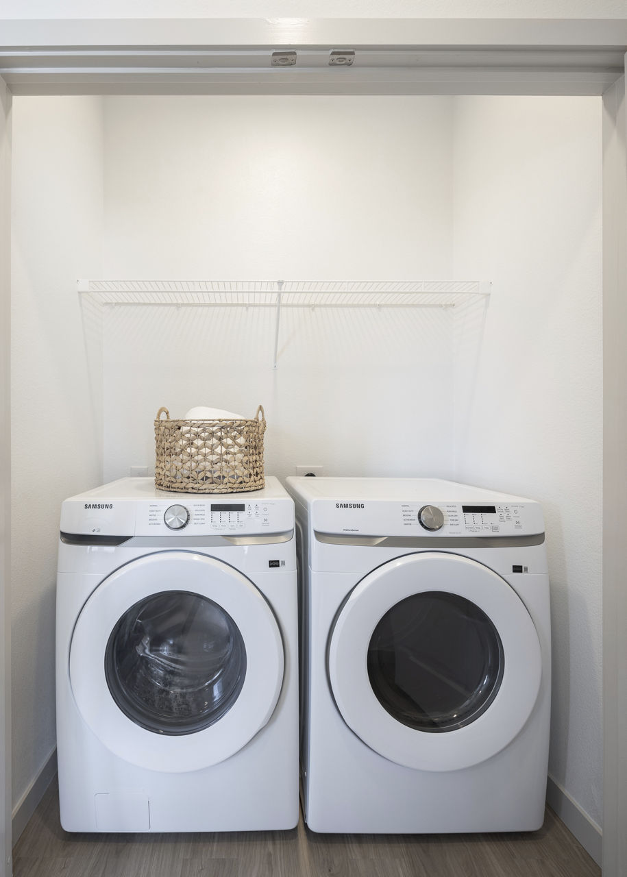 Laundry room at Prose Decker Lake