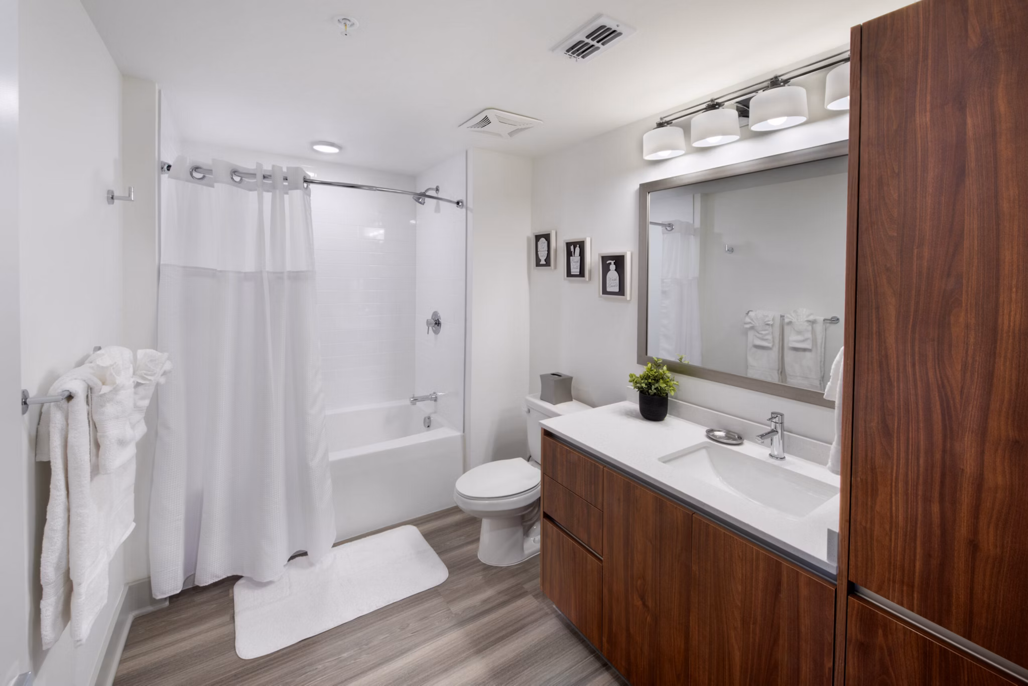 bathroom at Solena Miramar Apartments