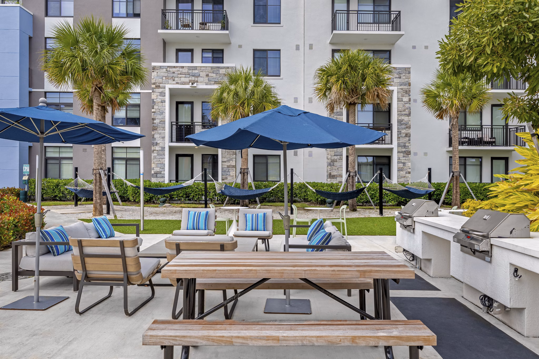 grill area at Solena Miramar Apartments 