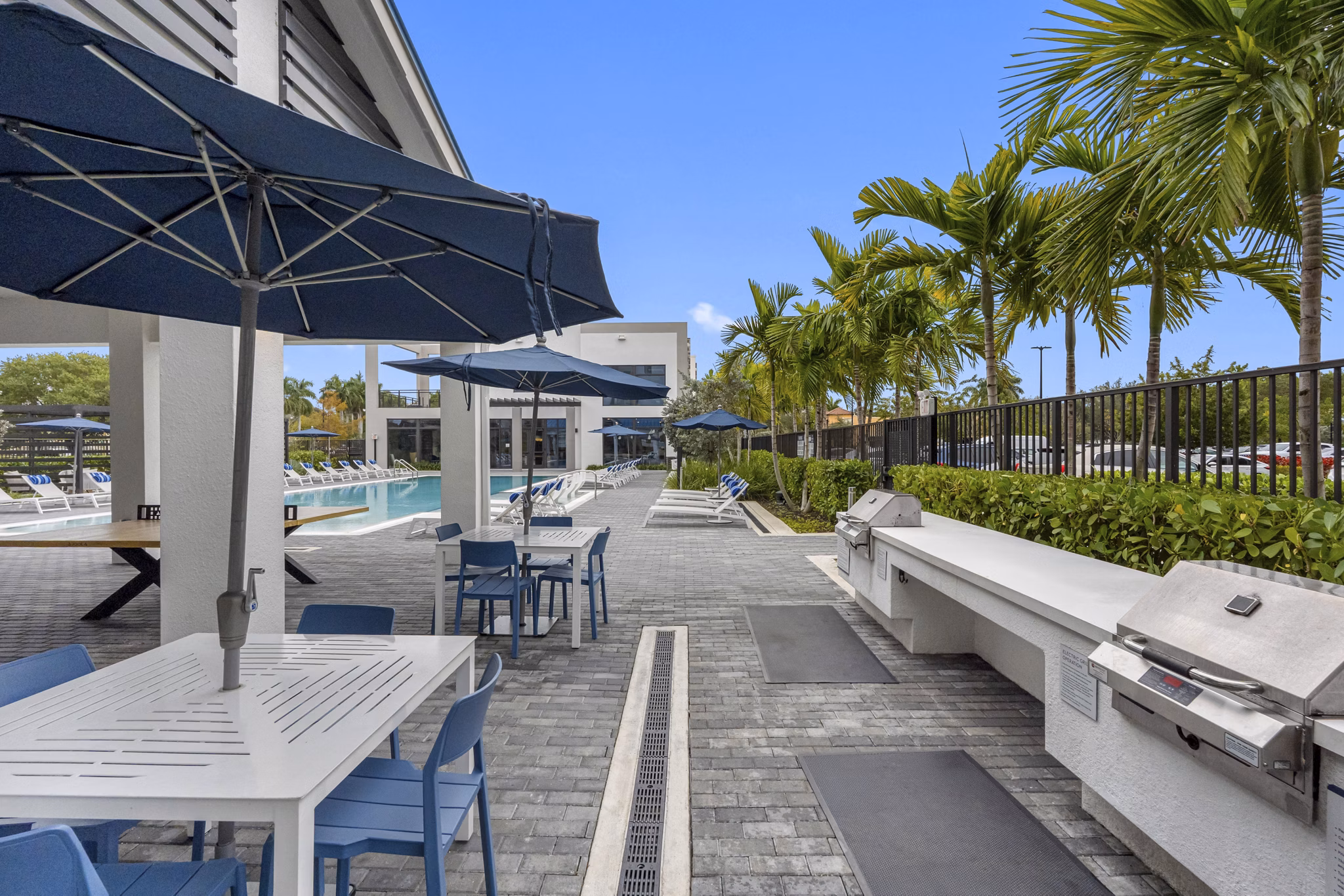 grill area at Solena Miramar Apartments 