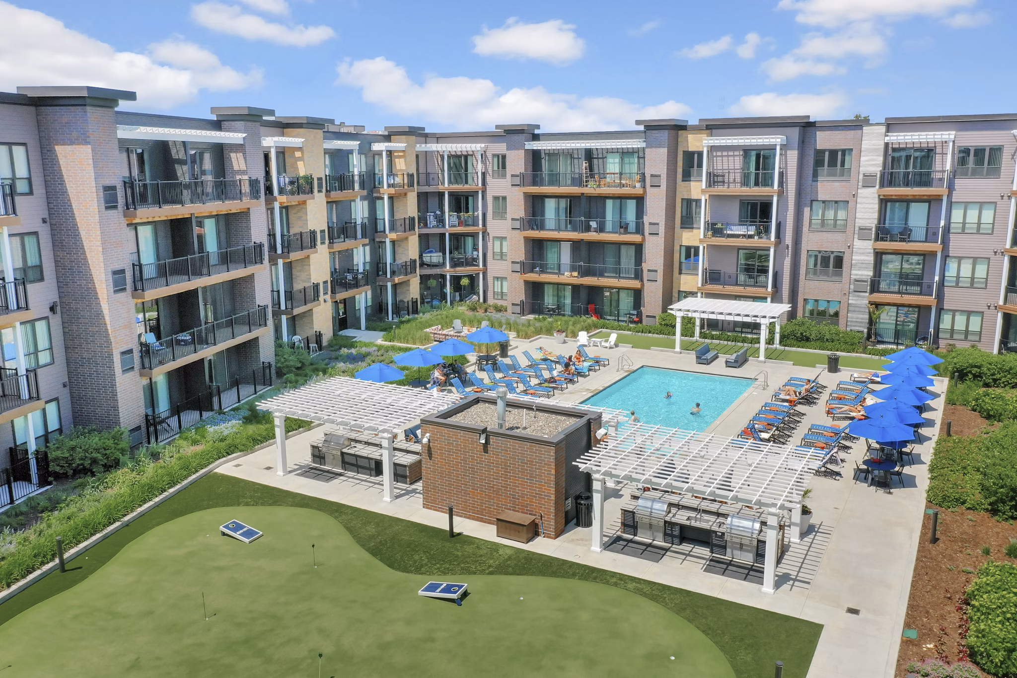building/exterior at 610 West Apartments